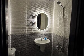 Shower, hair dryer, bidet, towels - Khufu's Heaven Pyramids View (Giza Governorate)