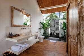 Royal tweepersoonskamer, balkon, uitzicht op oceaan | Badkamer | Een aparte badkuip en douche, een diep bad, een haardroger, pantoffels