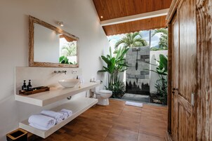 Bañera y ducha independientes, bañera profunda, secador de pelo