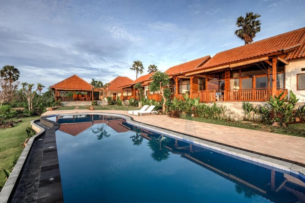 2 outdoor pools, open 7:00 AM to 8:00 PM, pool loungers