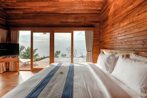 Villa Premium, vistas al mar | Colchones con acolchado adicional, minibar, caja fuerte y escritorio