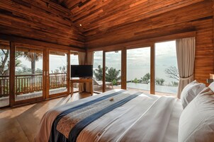 Premium Room, Ocean View | Laptop workspace, soundproofing, free WiFi