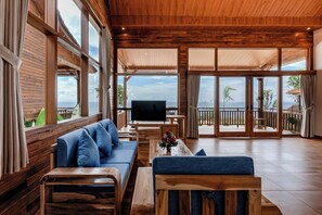 Deluxe kamer, balkon, uitzicht op zee | Woonruimte