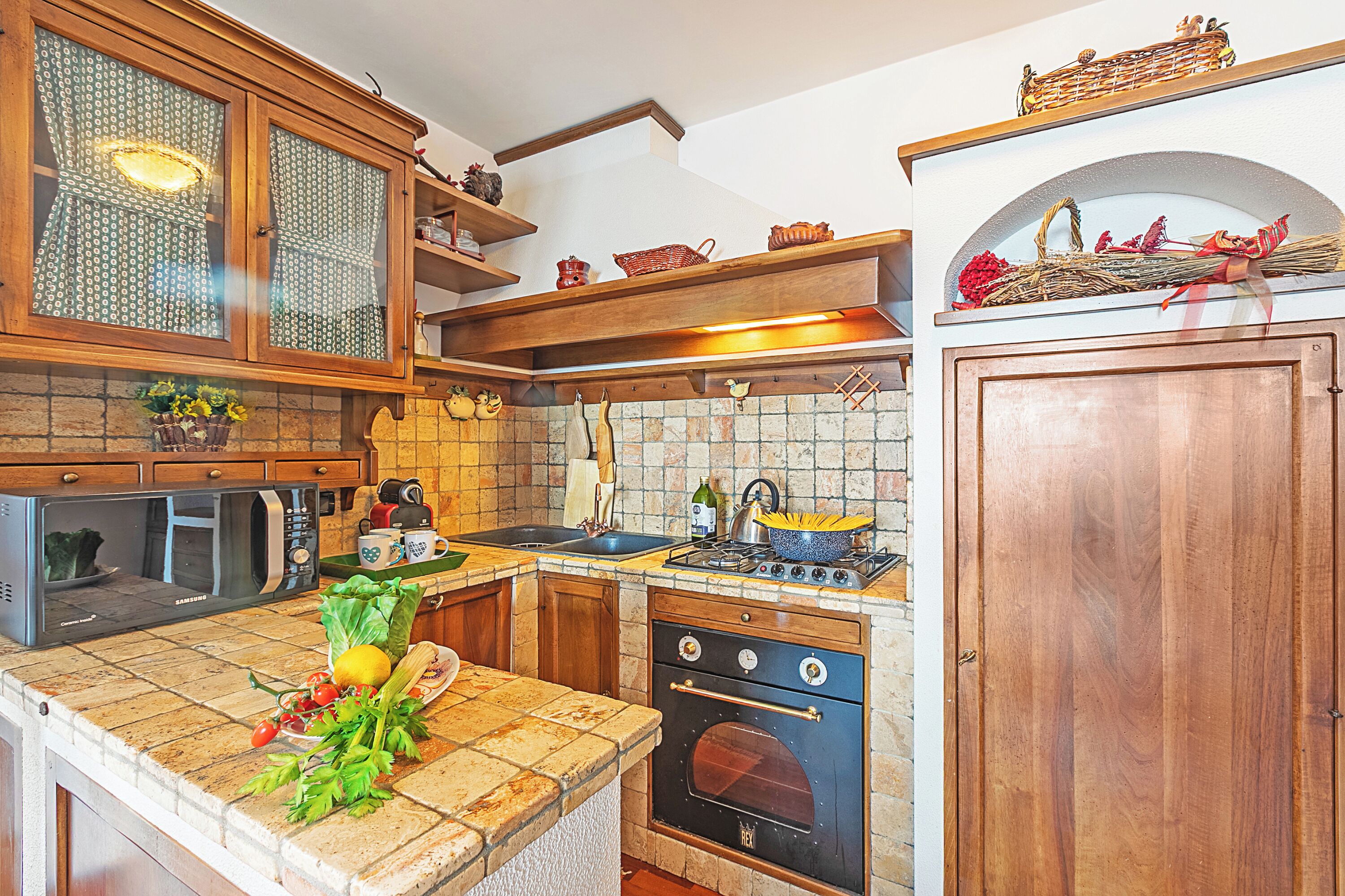 Apartamento familiar, varias habitaciones, 2 baños (Appartamento Azzurri Di Italia) | Cocina privada | Frigorífico, microondas, horno y placa de cocina