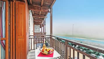 Family Apartment, Multiple Bedrooms, 2 Bathrooms (Appartamento Azzurri Di Italia) | Outdoor dining