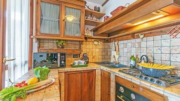 Apartamento familiar, varias habitaciones, 2 baños (Appartamento Azzurri Di Italia) | Cocina privada | Frigorífico, microondas, horno y placa de cocina