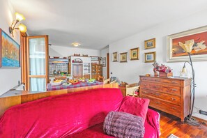 Apartamento familiar, varias habitaciones, 2 baños (Appartamento Azzurri Di Italia) | Zona de estar | Televisión de pantalla plana de 21 pulgadas con canales digitales