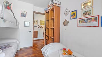 Family Apartment, Multiple Bedrooms, 2 Bathrooms (Appartamento Azzurri Di Italia) | 2 bedrooms, laptop workspace, free WiFi, bed sheets