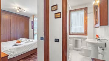 Family Apartment, Multiple Bedrooms, 2 Bathrooms (Appartamento Azzurri Di Italia) | Bathroom | Separate tub and shower, hair dryer, bidet, towels