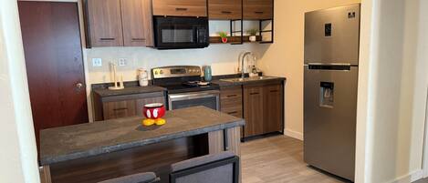 Een microgolfoven, een oven, een kookplaat