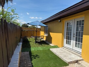 Outdoor dining - REMODELED Stellar Yellow House w/mini cine, near Plaza Mall & Downtown McAllen (McAllen)