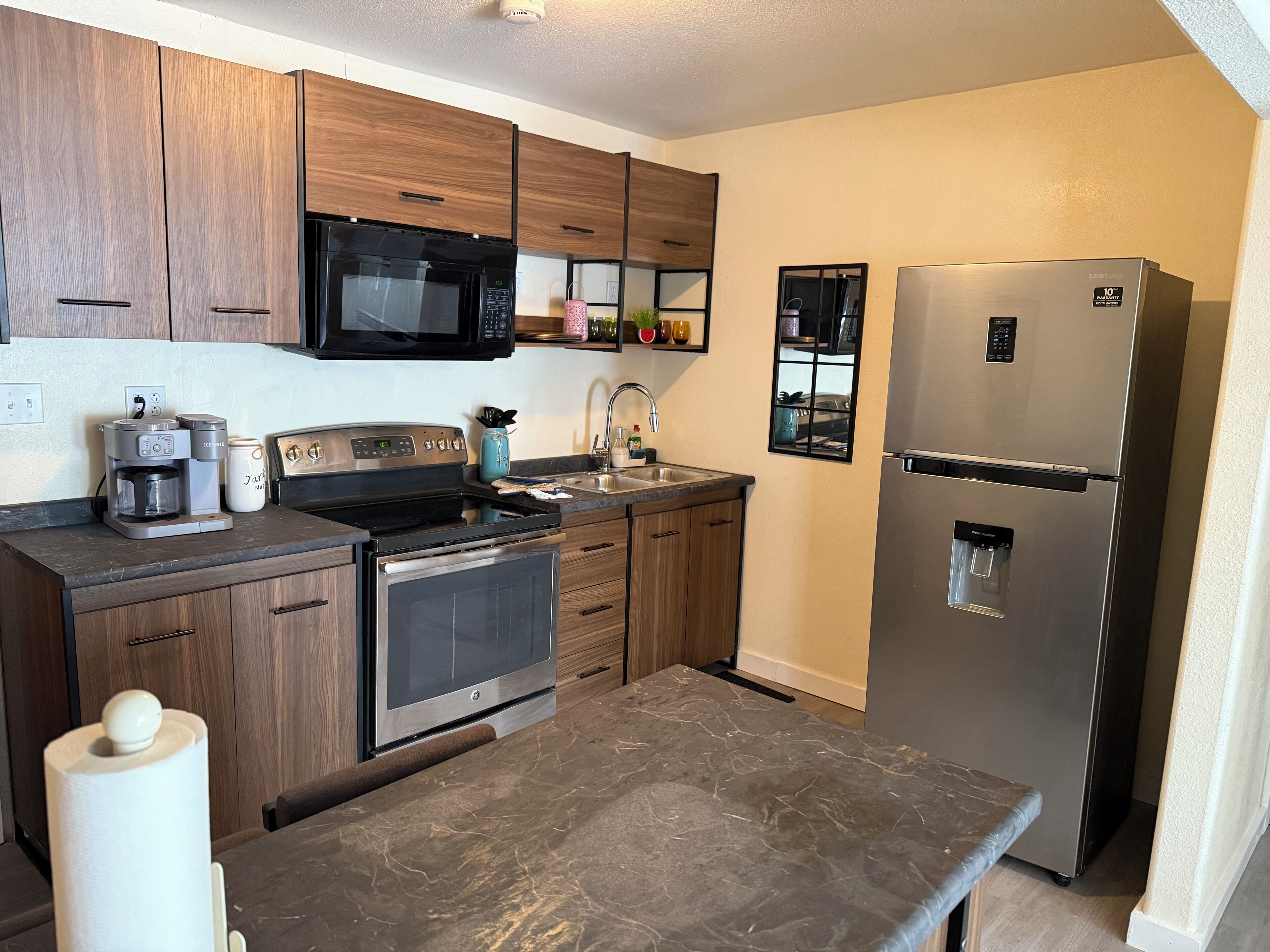 Réfrigérateur, micro-ondes, four, plaque de cuisson