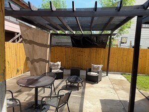 Outdoor dining - REMODELED Stellar Yellow House w/mini cine, near Plaza Mall & Downtown McAllen (McAllen)
