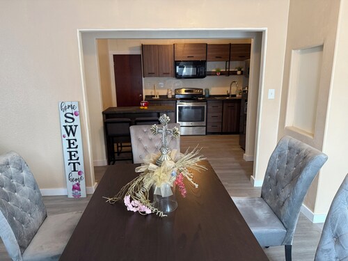 REMODELED Stellar Yellow House w/mini cine, near Plaza Mall & Downtown McAllen