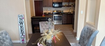 REMODELED Stellar Yellow House w/mini cine, near Plaza Mall & Downtown McAllen