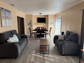 Smart TV, foosball - REMODELED Stellar Yellow House w/mini cine, near Plaza Mall & Downtown McAllen (McAllen)