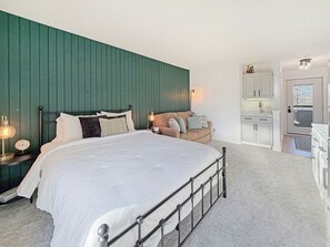 Free WiFi, bed sheets - Lakeside golf Retreat • Views • ATV Trails & Pool (Hill City)