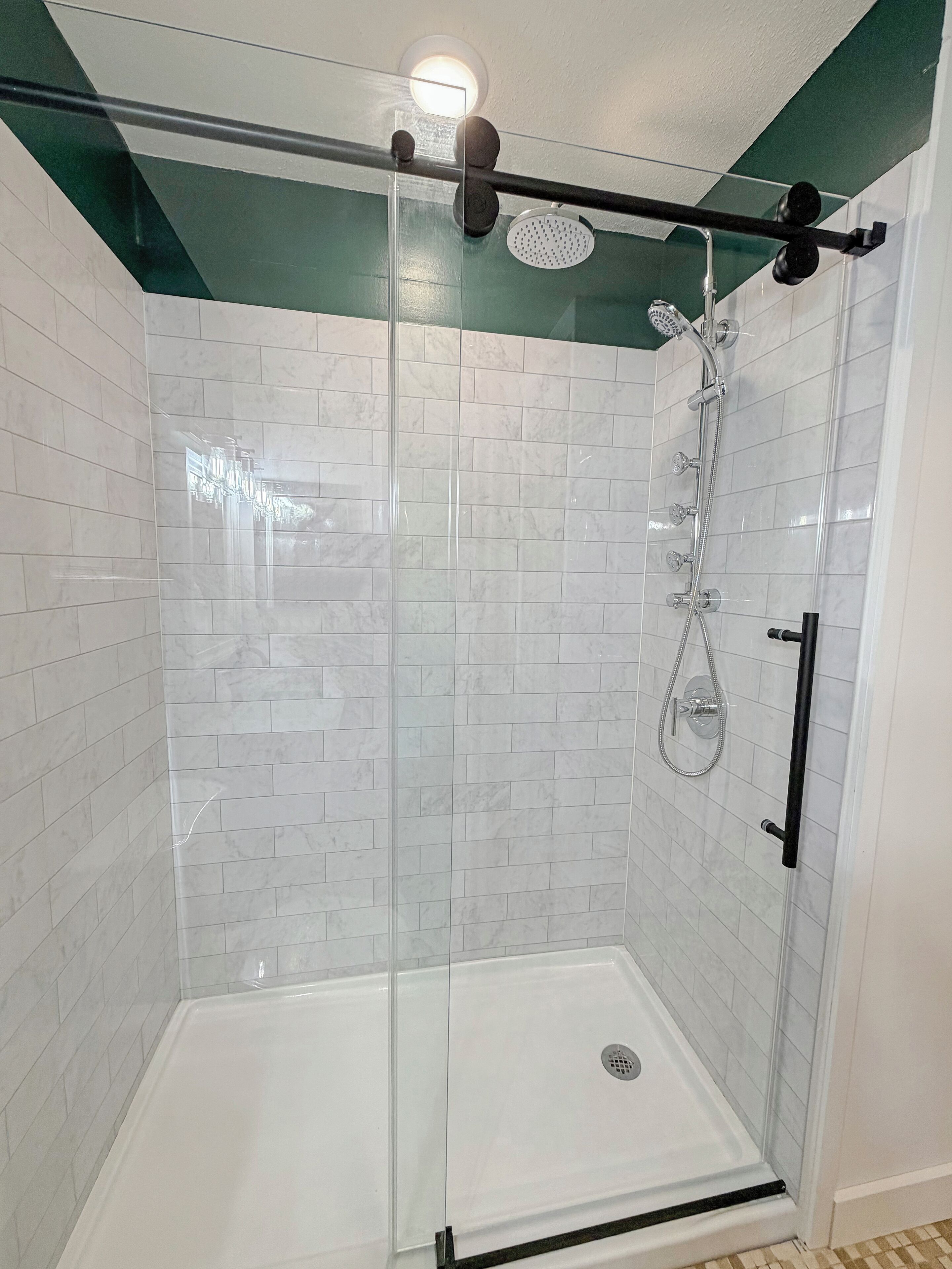 Een douche, een haardroger, handdoeken, zeep