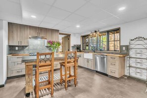 Fridge, microwave, oven, stovetop - Secluded Lakeview Retreat 5 Mins to Leipers Fork (Franklin)