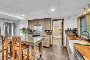 ثلاجة، ميكروويف، فرن، موقد طهي مسطح