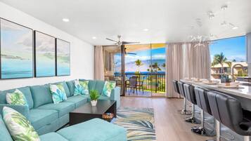 Departamento Deluxe, 2 habitaciones, 2 baños, vista al océano (2 Bedrooms) | Área de sala de estar | Televisión de 50 pulgadas con canales digitales