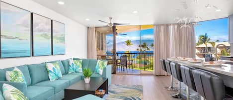 Apartamento luxo, 2 quartos, 2 banheiros, vista para o oceano (2 Bedrooms) | Área de estar | TV 50 polegadas com canais digitais