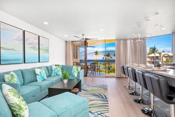 شقة ديلوكس - غرفتا نوم - بحمامين - بمنظر للمحيط (2 Bedrooms) | منطقة المعيشة | تلفزيون بحجم 50-بوصة يعرض قنوات تلفزيونية رقمية