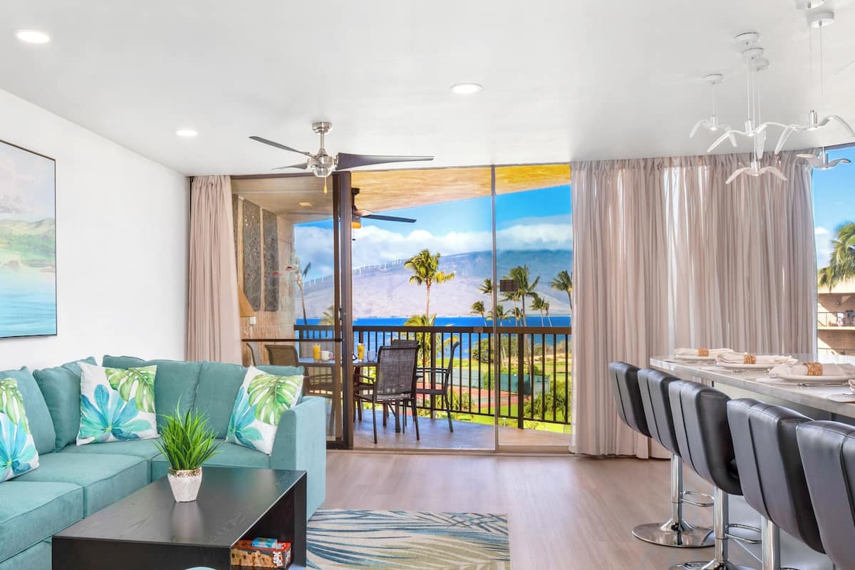 디럭스 아파트, 침실 2개, 욕실 2개, 바다 전망 (2 Bedrooms) | 거실 공간 | 디지털 채널 시청이 가능한 50인치 TV