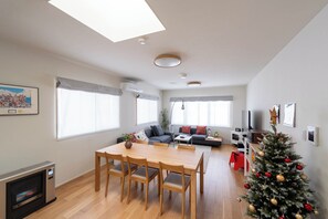 Smart TV, chimenea, videojuegos y biblioteca musical