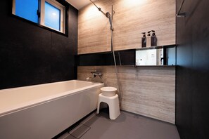 Hårtørrer, bidet, håndklæder, Shampoo