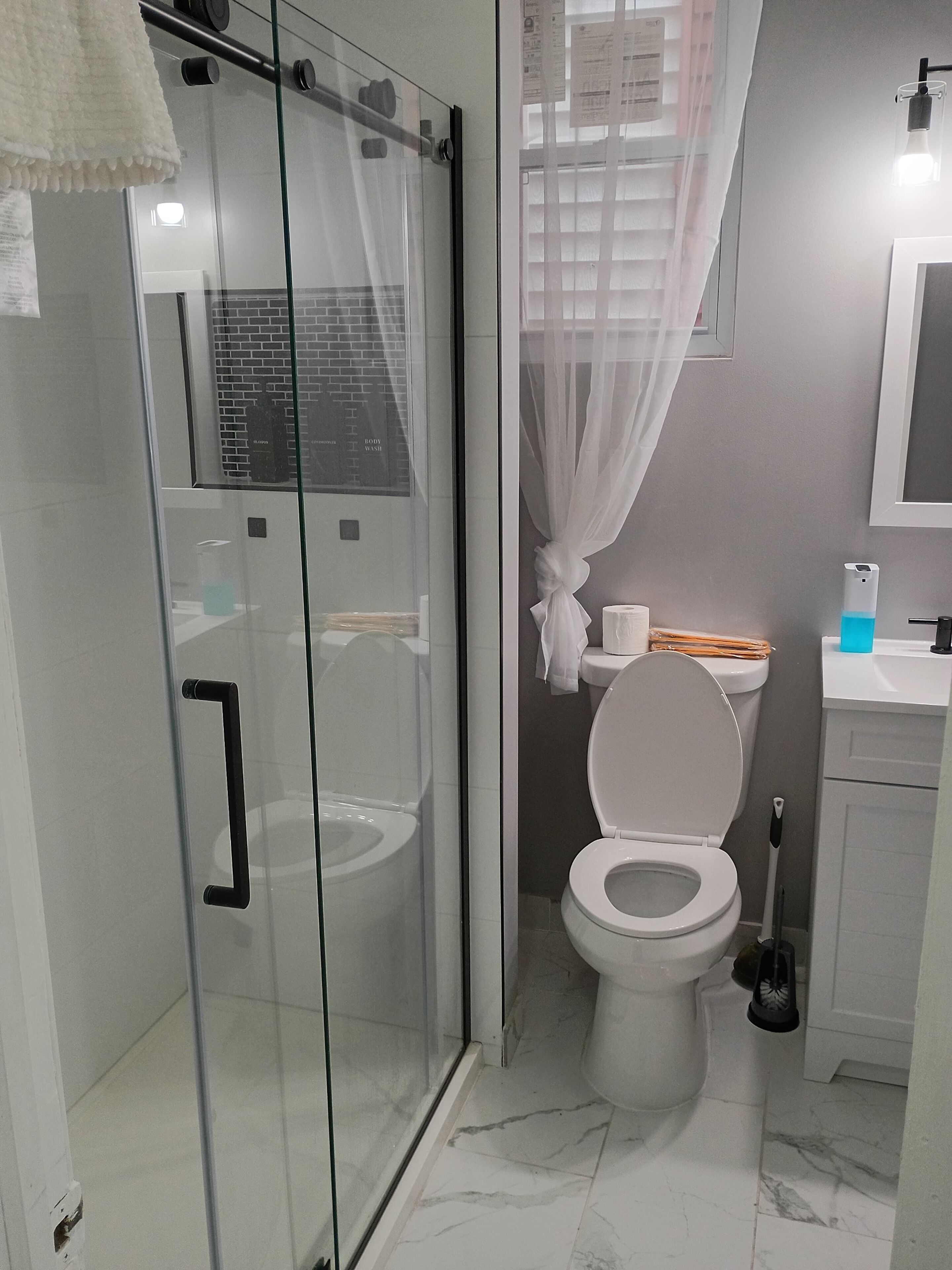 Toallas, jabón, papel de baño 