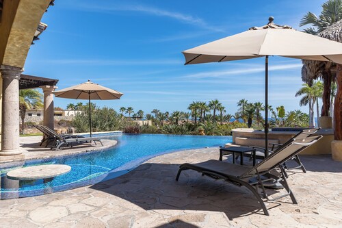 Stunning 4BR Villa w/ Ocean Views, Infinity Pool, Hot Tub & Butler Service