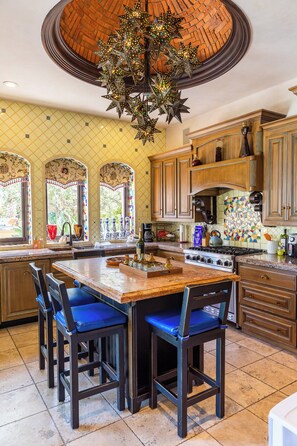 Private kitchen - Stunning 4BR Villa w/ Ocean Views, Infinity Pool, Hot Tub & Butler Service (Cabo San Lucas)