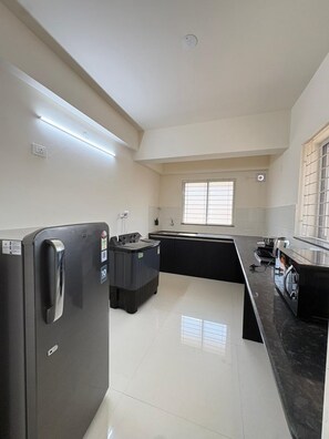 Classic-værelse | Privat køkken | Køleskab på fællesareal, mikrobølgeovn på fællesareal, spisebord