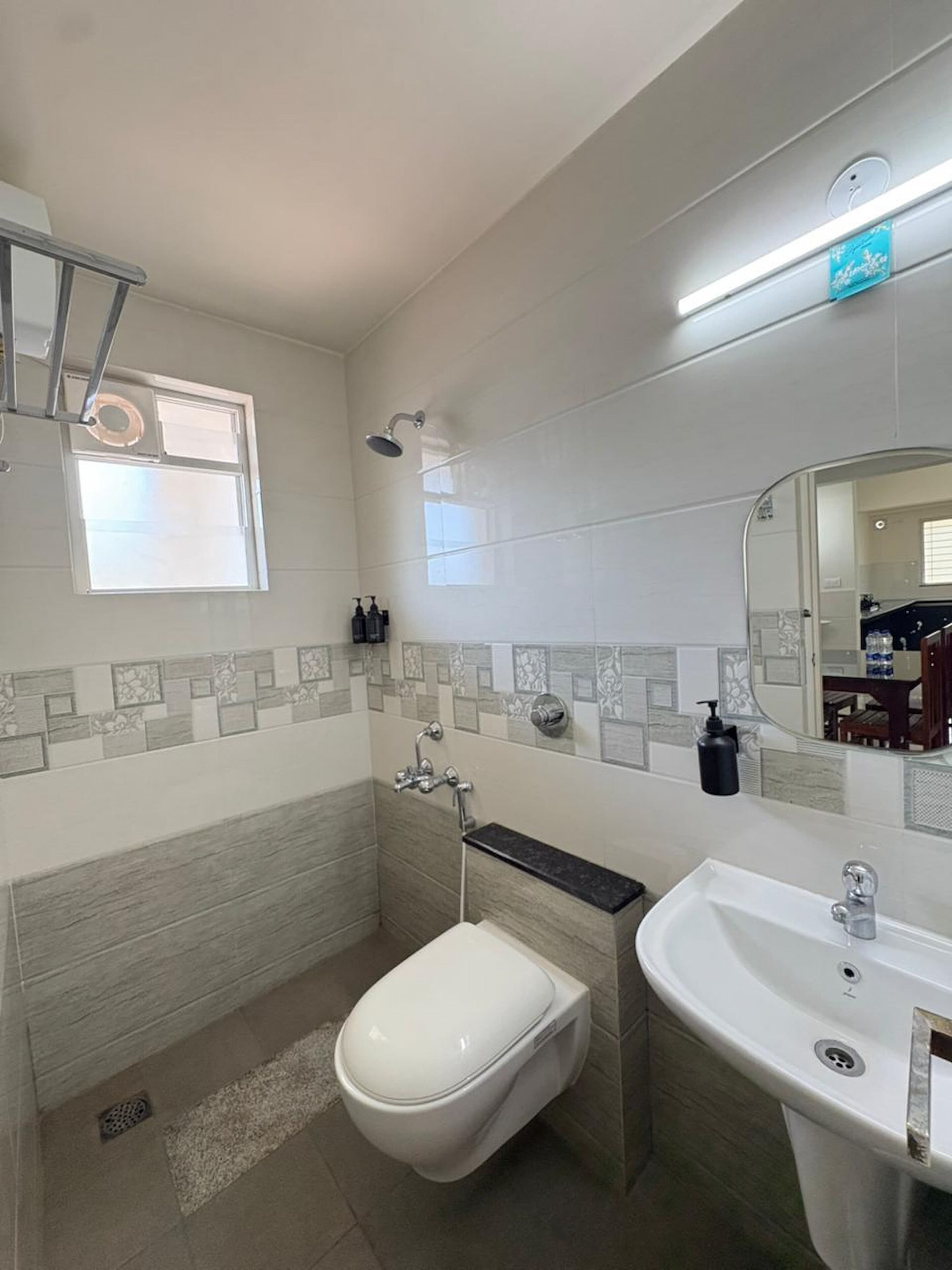 Camera Deluxe | Bagno | Doccia, set di cortesia gratuito, bidet, asciugamani