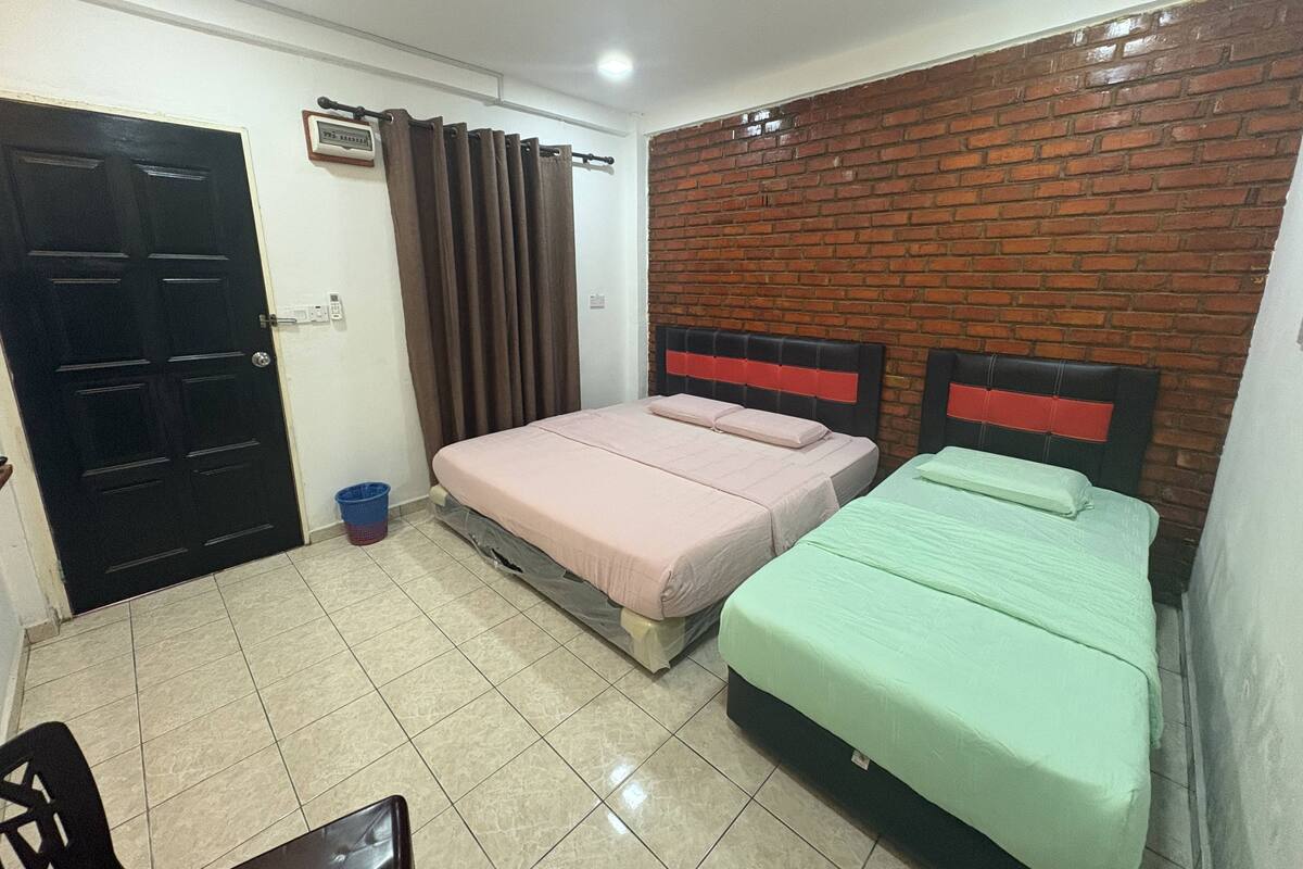 Triple Room | In-room safe, free WiFi, bed sheets
