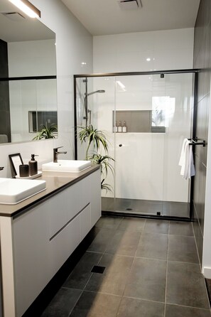 Shower, hair dryer, towels, soap - Hunter Valley 5 Bedroom / Luxury Hot Tub Escape (North Rothbury)