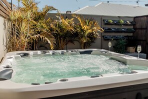 Outdoor spa tub - Hunter Valley 5 Bedroom / Luxury Hot Tub Escape (North Rothbury)