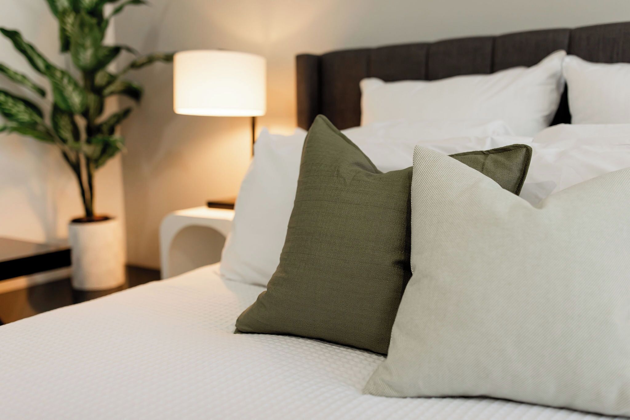 Escritorio, tabla de planchar con plancha, wifi gratis y ropa de cama 