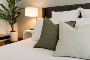 مكتب ومكواة/لوح كي وواي فاي مجانًا وملاءات أسرّة