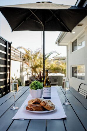 Outdoor dining - Hunter Valley 5 Bedroom / Luxury Hot Tub Escape (North Rothbury)