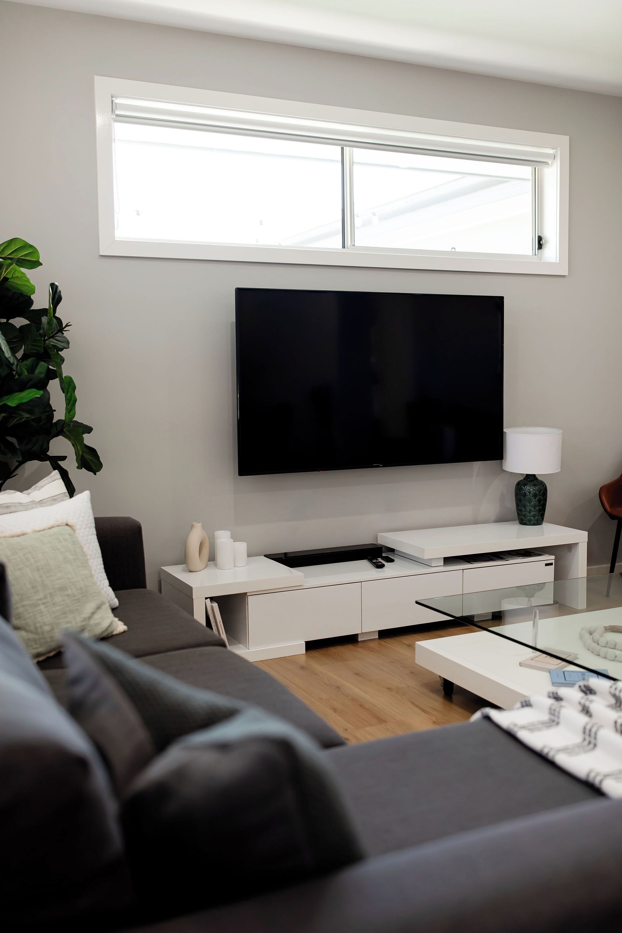 Smart-tv, eldstad och en stereo