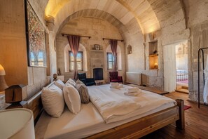 Dobbeltrom – executive, dalutsikt | Sengetøy av topp kvalitet, individuelt dekorert og individuelt innredet