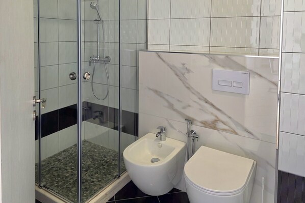 Perhehuoneisto, useita makuuhuoneita, meren rannalla (Brisa Del Mar Beachfront Apartment) | Kylpyhuone | Suihku, hiustenkuivaaja, bidee, pyyhkeet