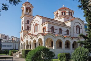Egy nagyméretű, történelmi jelentőségű templom, melynek több kupolája és íves ablakai vannak.