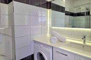 Családi apartman, 2 hálószobával, erkély, tengerre néző (Brisa Del Mar Beachfront Apartment) | Fürdőszoba