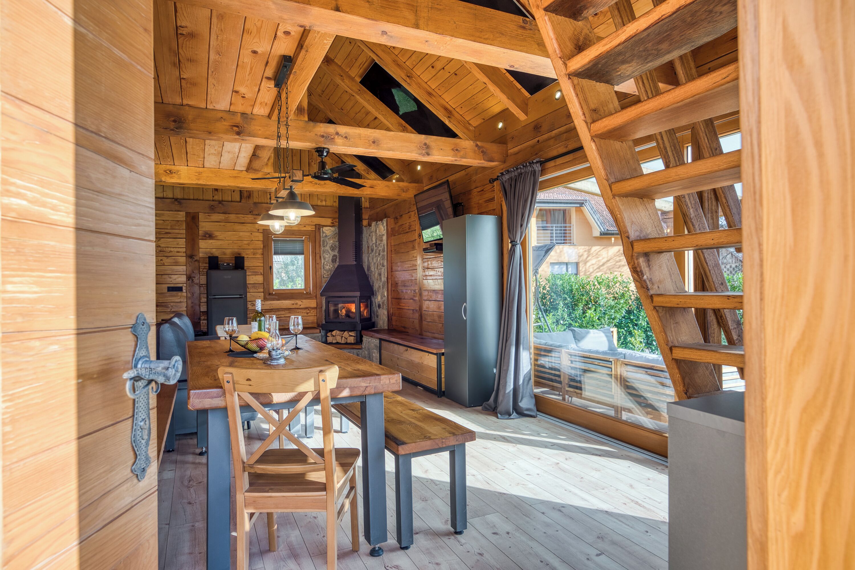 スタンダード シャレー ベッドルーム (複数) (Wood House Bela Krajina) | 屋外ダイニングエリア