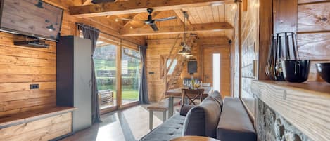 สแตนดาร์ดชาเลท์, หลายห้องนอน (Wood House Bela Krajina) | บริเวณนั่งเล่น | สมาร์ททีวี 21 นิ้ว พร้อมช่องดิจิตอล, เตาผิง