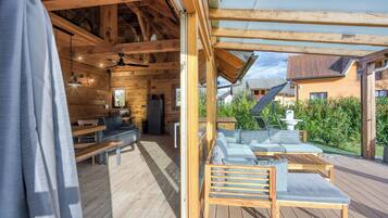 Standard-chalet, useita makuuhuoneita (Wood House Bela Krajina) | Terassi/patio