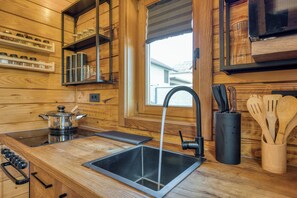 Chalet estándar, varias habitaciones (Wood House Bela Krajina) | Cocina privada | Refrigerador, microondas, horno y parrilla de estufa 